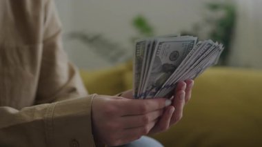 El ele tutuşup bir yığın 100 dolarlık banknota göz gezdirirken servet, tasarruf ya da ödeme öneriliyor..