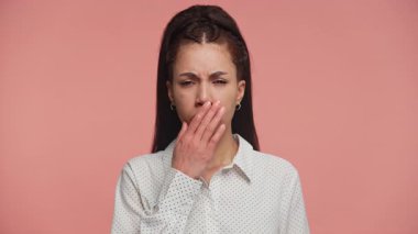 Ağzı inançsızlıkla kaplanmış genç bir kadın, yumuşak pembe stüdyo geçmişine karşı beklenmedik kötü haberlere tepki veriyor..