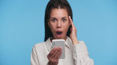 İnternette beklenmedik bir satış teklifi ya da indirim gördükten sonra elinde akıllı telefon ve ağzı açık duran sürpriz bir kadın..