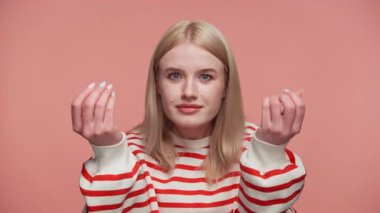 Çizgili gömlekli genç bir kadın bana para ya da tazminat talebiyle el ele tutuşuyor..