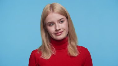 Genç bir kadın nahoş haberler aldıktan sonra hayal kırıklığına uğramış ve üzgün görünüyor. Mavi arka planda hafif duygusal rahatsızlığını dile getiriyor..