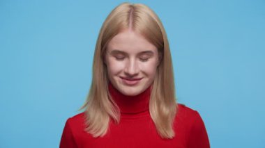 Genç bir kadın, gözleri kapalı gülümseyerek başını sallar ve sakin bir şekilde onaylar ve tatmin olur..