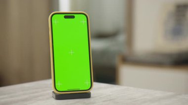 Yan yörünge kamera hareketi yeşil ekran akıllı telefon etrafında, uygulama demoları, modeller veya video kaplamaları için mükemmel.