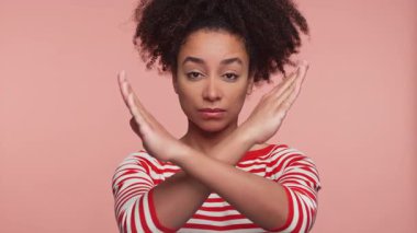 Kendine güvenen genç bir kadın göğsünün önünde kollarını kavuşturur. X şeklinde bir işaret verir. Reddedildiğini, onaylanmadığını ya da güçlü bir anlaşmazlık yaşadığını gösterir..