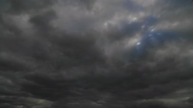 Yoğun, karanlık fırtına bulutlarının gökyüzünde hızla hareket ettiğini gösteren dramatik bir zaman çizelgesi..