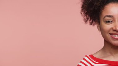 Kırmızı çizgili tişört giymiş, gülümseyen neşeli bir kadının yarı portresi..