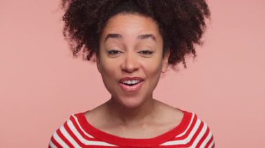 Kırmızı çizgili tişörtlü genç bir kadın pozitif ya da heyecan verici haberlere tepki vererek geniş gözlü ve açık ağızlı neşeli bir sürpriz sergiliyor..