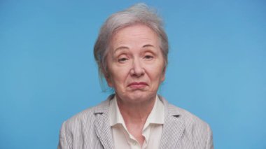 Yaşlı bir kadının portresi şüpheci ya da etkilenmemiş görünüyor, kaşlarını biraz kaldırıyor, sanki bir şeyi sorguluyor ya da şüpheleniyormuş gibi..