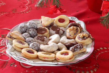 Geleneksel Noel tatlıları. Dekoratif bir tabakta taze pişmiş tatlılar..