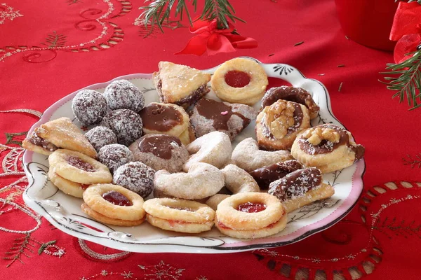 Geleneksel Noel tatlıları. Dekoratif bir tabakta taze pişmiş tatlılar..