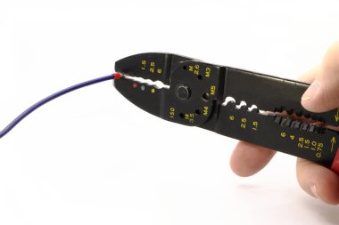 Elektriksel konnektörler için kerpeten tutuyorum. Beyaz arka planda izole edilmiş. Küçük kablo uç kollu ferruarlar.