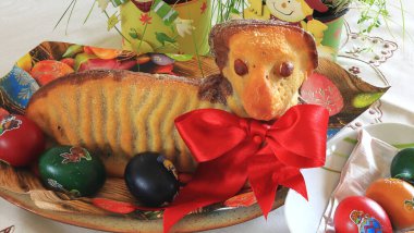 Kırmızı kurdeleyle süslenmiş kuzu şeklinde Paskalya pastası. Süslü yumurtalar. Çek Cumhuriyeti 'nde geleneksel Paskalya.