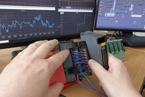 Engenheiro Elétrico Adiciona Novo Cartão Autômato Plc Modular Controlador Lógico — Fotografia de Stock