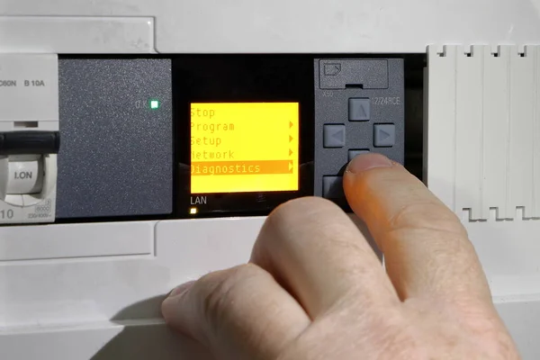 Ένας Ηλεκτρολόγος Μηχανικός Διαγνώνει Ένα Προγραμματιζόμενο Ρελέ Κοντινό Πλάνο Χεριού — Φωτογραφία Αρχείου