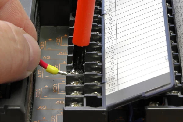 Ένας Ηλεκτρολόγος Μηχανικός Συνδέει Ένα Καλώδιο Ένα Τερματικό Plc Δάχτυλα — Φωτογραφία Αρχείου
