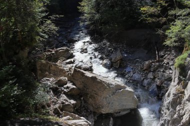 Kaya oluşumları arasında akan su. Alp bölgesinde Kitzlochklamm Taksi Geçidi.