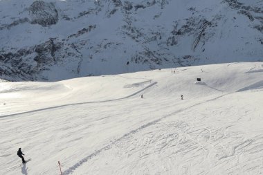 Avusturya Alpleri 'ndeki Sportgastein kayak merkezi. Yokuşta kayakçılar var. Kış güneşli gün.