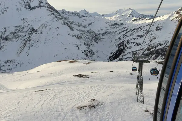 Sportgastein, Avusturya - 12 28 2023: teleferikten Sportgastein kayak merkezine bakın. Alplerde kış. İp yolu.
