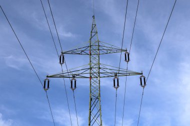Yüksek voltaj pilonu. Elektrik dağıtım ağı. Yüksek voltaj çizgileri.