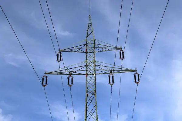 Yüksek voltaj pilonu. Elektrik dağıtım ağı. Yüksek voltaj çizgileri.