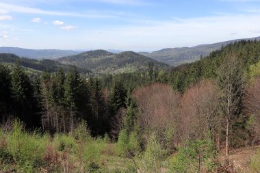 Çek Cumhuriyeti 'ndeki Beskydy Dağları Panoraması. Dağlarda güneşli bir bahar günü.