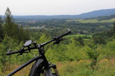 Elektrikli bisikletin gidonunun üstündeki manzaranın görüntüsü.