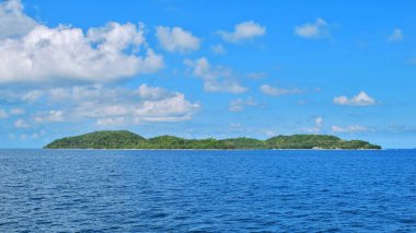 Güney Vietnam 'ın Kien Giang eyaletindeki Ba Lua Takımadası' nın sakin kıyı manzarası. 