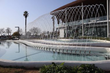 Valencia, İspanya 'da Sanat ve Bilim Şehri' nin önündeki çeşme.