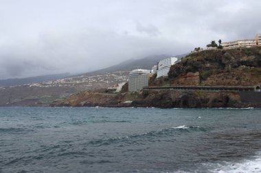 Bulutlu bir günde Puerto de la Cruz Tenerife Kanarya Adaları kıyı şeridi manzarası