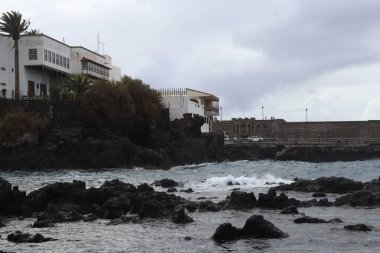 Puerto de la Cruz kıyıları bulutlu bir günde Tenerife Kanarya Adaları İspanya