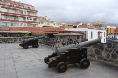 Plaza de Europa 'da eski toplar, Puerto de la Cruz şehri, Tenerife, İspanya