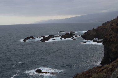 Charco del Viento 'dan bulutlu bir günde Tenerife adasının sahil manzarası