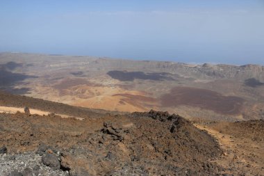 Okyanusun önündeki volkanik manzaranın panoramik görüntüsü Teide Dağı, Tenerife, Kanarya Adaları, İspanya