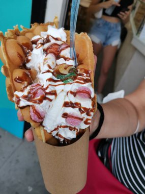 Puerto de la Cruz 'da köpüklü waffle Puerto de la Cruz' da krema ve şeker, Tenerife, İspanya