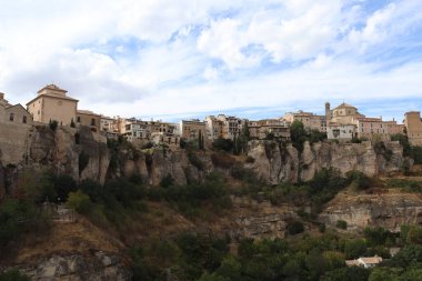 Cuenca, İspanya 'da kayalar üzerinde güzel binalar