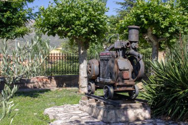 Madencilik bilimi ve arkeoloji müzesinin bahçesi manzarası. Utrillas, Teruel, İspanya
