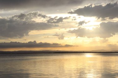 Valencia İspanya, Albufera Gölü 'nde güzel bir gün batımı. Avrupa
