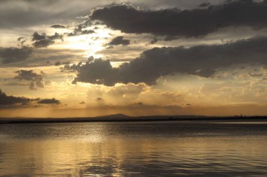 Valencia İspanya, Albufera Gölü 'nde güzel bir gün batımı. Avrupa