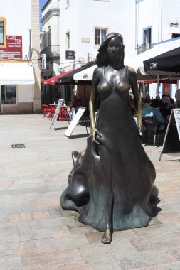 Floripes 'i temsil eden bronz bir heykel, Portekiz folkloru olan efsanevi bir kadın, Algarve, Olhao' daki Praca Patrao Joaquim Lopes 'de bulunuyor. Caminho das da Lendas 'ın Efsaneler Yolu' nun bir parçası olarak, sanat eserleri en çok yer alan bölgelerden birini temsil eder.