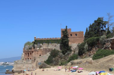 Portekiz 'in Algarve bölgesinde yer alan Ferragudo kıyı köyünün panoramik manzarası. Görüntü, tarihi Sao Joao do Arade Kalesi 'ni vurguluyor. Görkemli bir şekilde korunmuş bir kale.