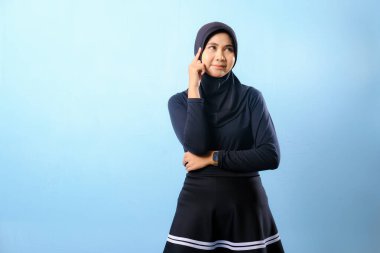 Siyah etekli ve şapkalı bir kadın gökyüzüne bakıyor. Derin düşüncelere dalmış.