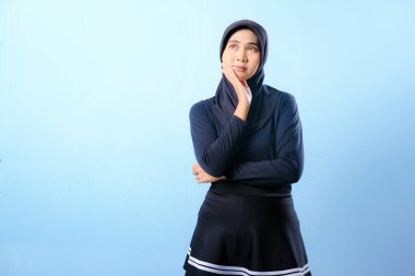 Siyah etekli ve şapkalı bir kadın gökyüzüne bakıyor. Derin düşüncelere dalmış.