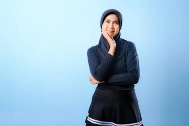 Siyah etekli ve şapkalı bir kadın gökyüzüne bakıyor. Derin düşüncelere dalmış.