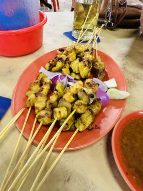 Penang Malezya 'da yerel bir lokantada ızgara tavuk Saten lezzetli bir atıştırmalık veya yemek yapar.