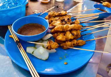 Penang Malezya 'da yerel bir lokantada ızgara baharatlı tavuk satay.