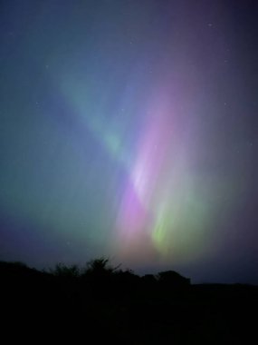 Olağanüstü bir güneş fırtınasından sonra Kuzey Işıkları 'nın Man Adası üzerindeki güzel ve nadir görüntüsü.
