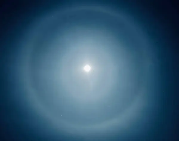 Dolunayın etrafındaki haleler gibi ay halkaları insan adasındaki Onchan 'ın üzerinde ay ışığının kırılması sonucu gece gökyüzündeki buz kristalleri bulutları ve genellikle kötü hava tahminleri sonucu oluşur.