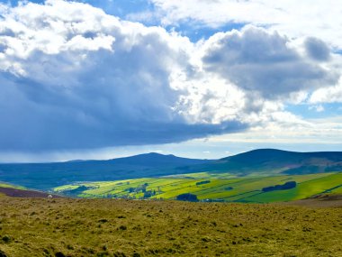 Man Adası 'ndaki dağdan güzel bir manzara, engebeli arazi yıllık TT motorsiklet yol yarışları ve bir sürü yürüyüş ve yürüyüş yolu.