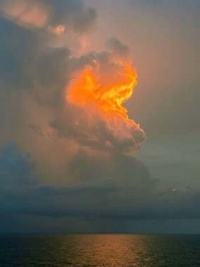 Karayip Denizi üzerinde tropikal bir fırtına