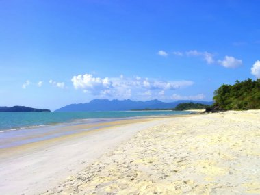 Güzel Malezya adası Pulau Langkawi 'de terk edilmiş uzun kumlu bir sahil, büyük bir turizm merkezi.